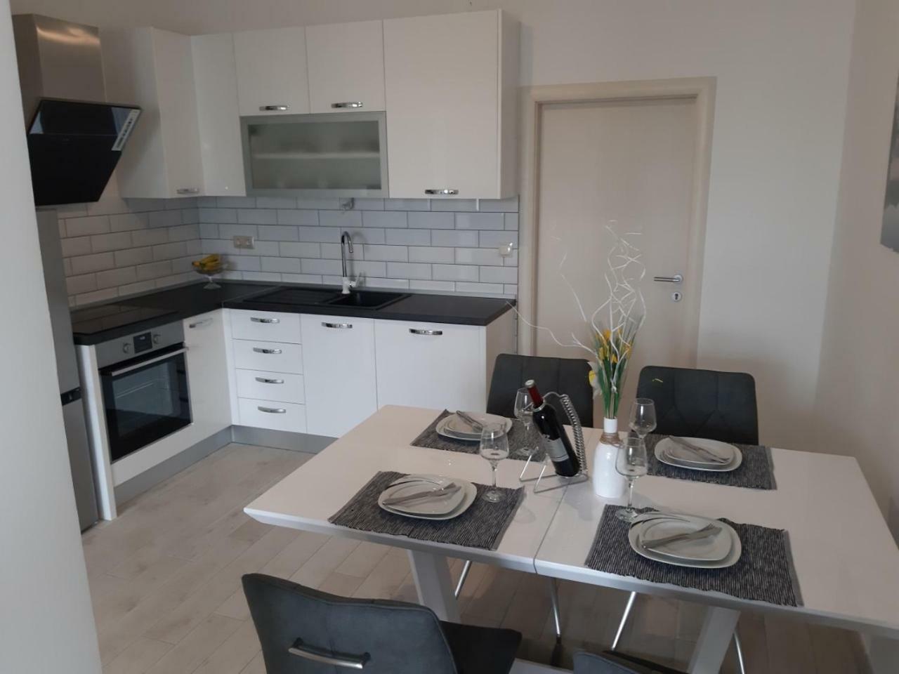 Lanelu Apartman Rogoznica  Exteriör bild