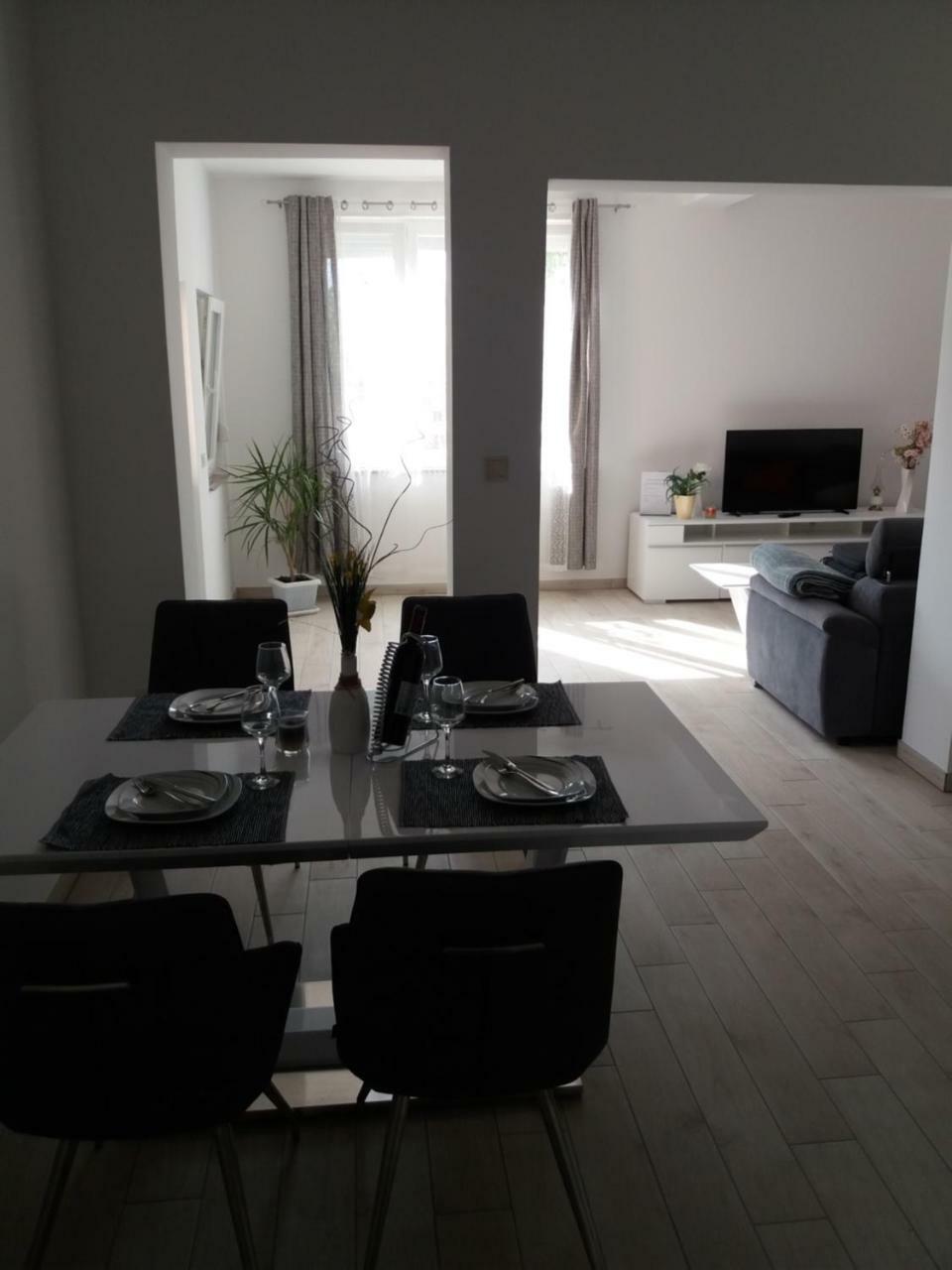 Lanelu Apartman Rogoznica  Exteriör bild