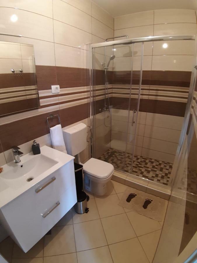 Lanelu Apartman Rogoznica  Exteriör bild