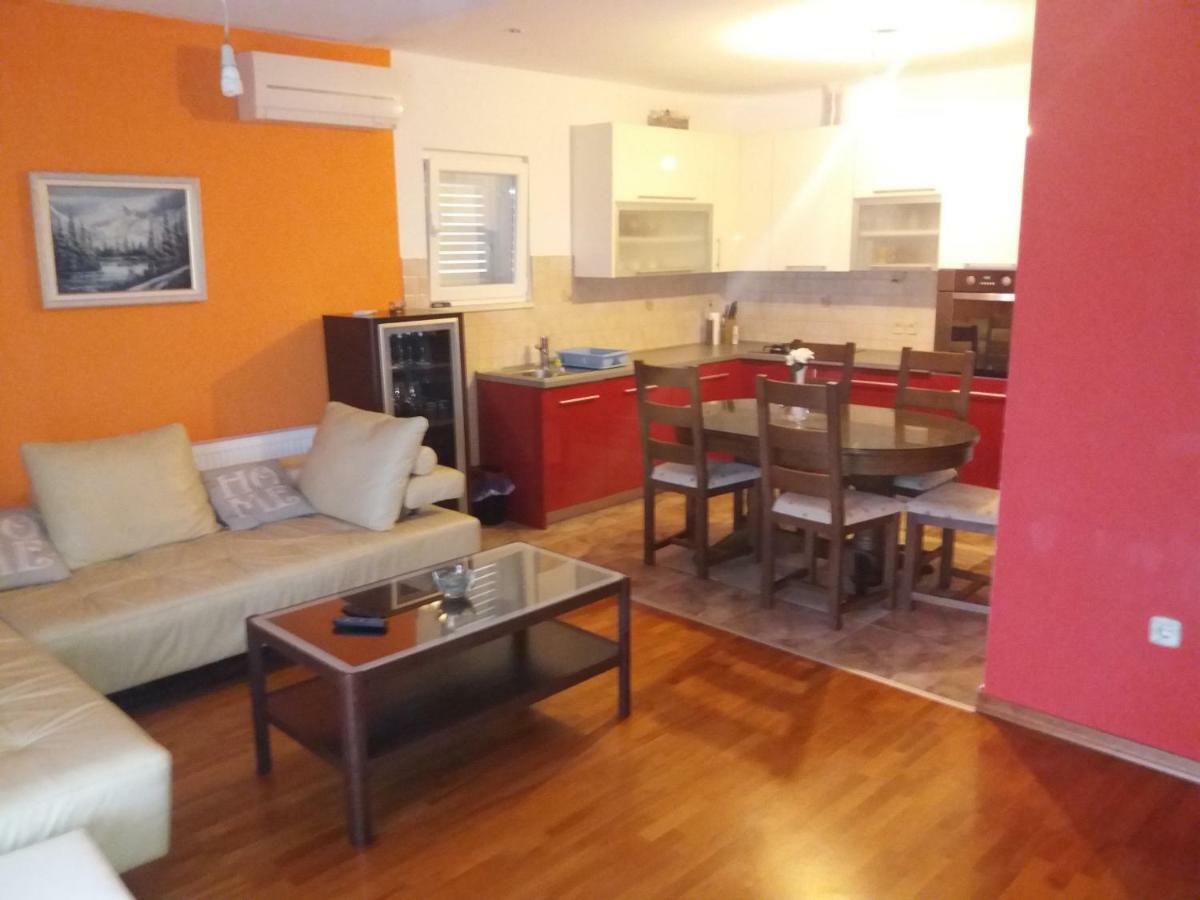 Lanelu Apartman Rogoznica  Exteriör bild